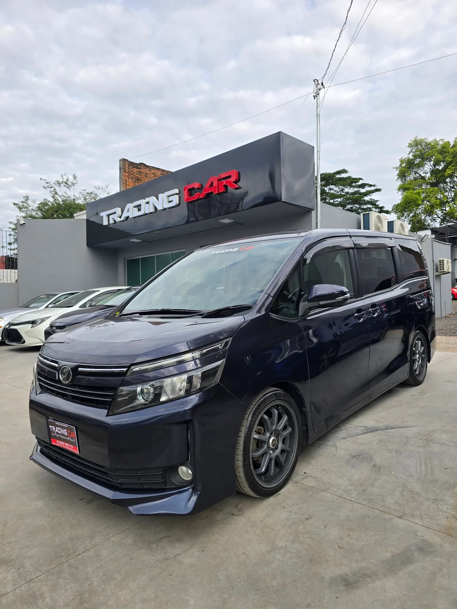 TOYOTA NEW VOXY 2015 — foto 1